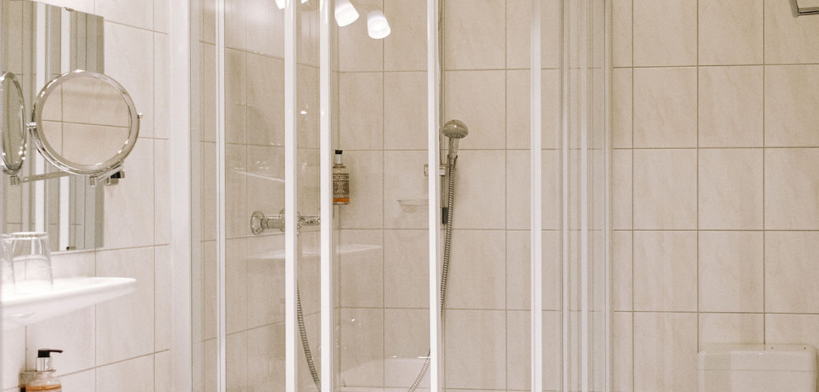 Badezimmer mit Dusche und Waschbecken und Toilette hotel-schloss-tangermuende-Dep.Koenigin-Luise-Bad.jpg