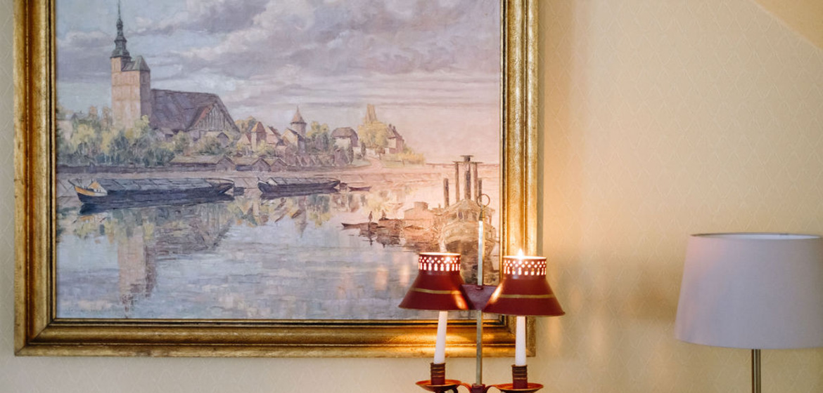Gemälde im Clubzimmer mit Elbansicht von Tangermünde als Motiv. hotel-schloss-tangermuende-clubzimmer_8.jpg