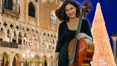 Teaserbild für das Adventskonzert "Italien im Advent". Die Solistin: Elena Tkachenko steht bei abendlicher Stimmung mit ihrem Violoncello vor einem italienischen Gebäude.