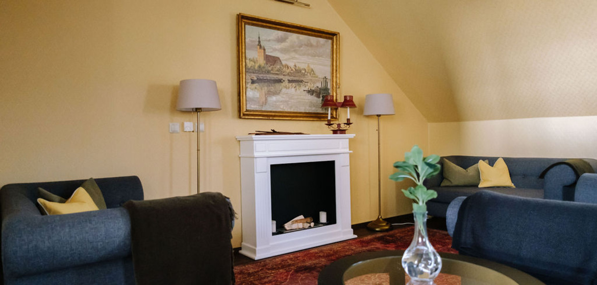 Clubzimmer im Haupthaus mit Sitzgruppen und wohnlicher Atmosphäre.“ hotel-schloss-tangermuende-clubzimmer_1.jpg