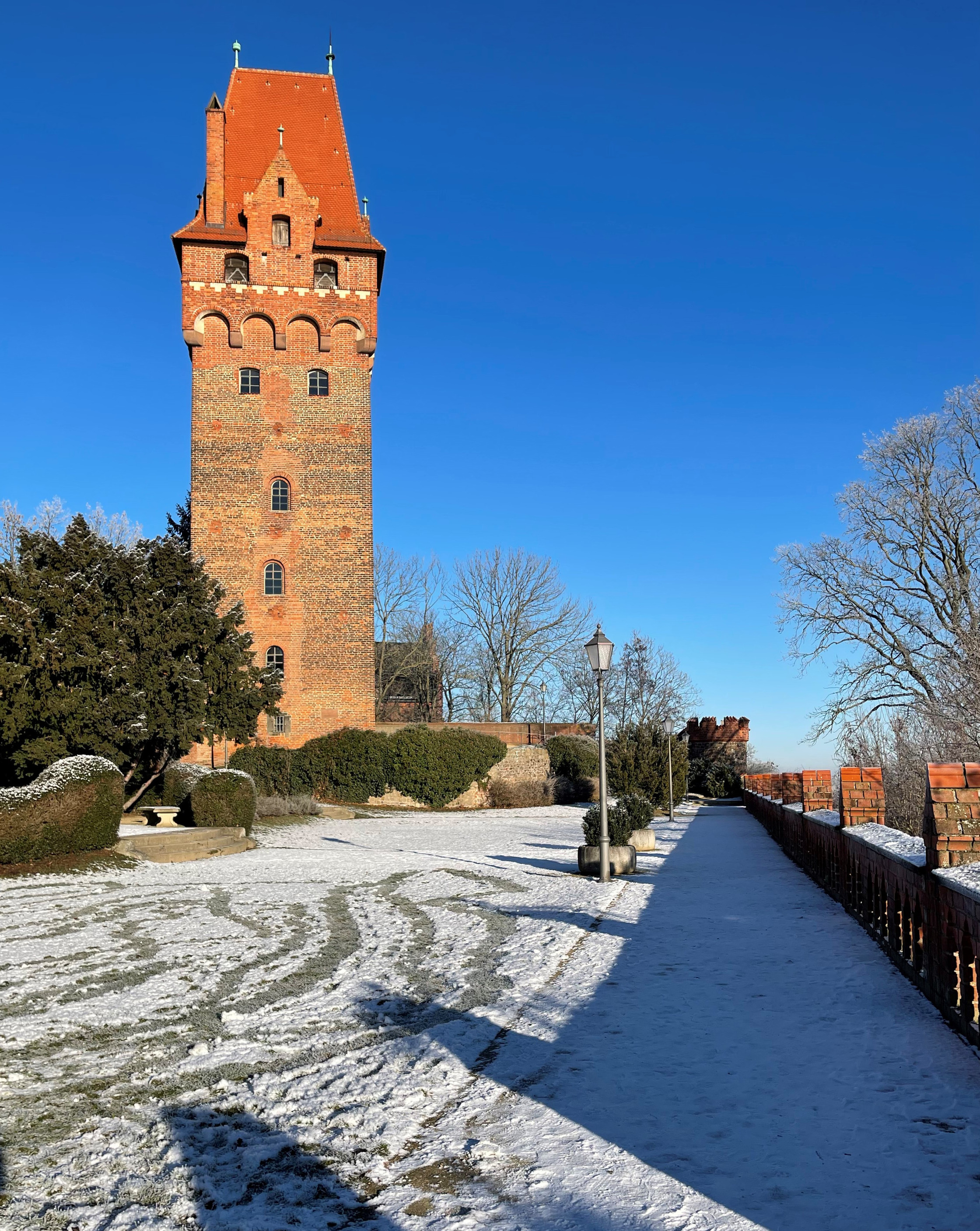 Blicka auf den verschneitern Burgberg mit Kapitelturm im Hintergrund.