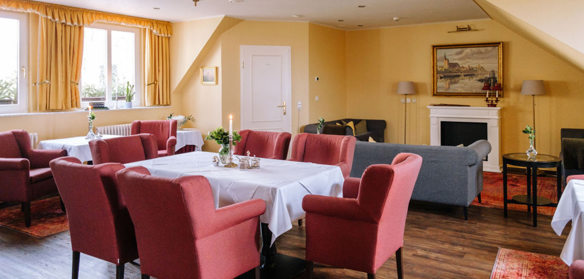 Gesamtansicht Clubzimmer mit Sitzgruppen (Tische + Sessel + separate Sofas) hotel-schloss-tangermuende-clubzimmer_4.jpg