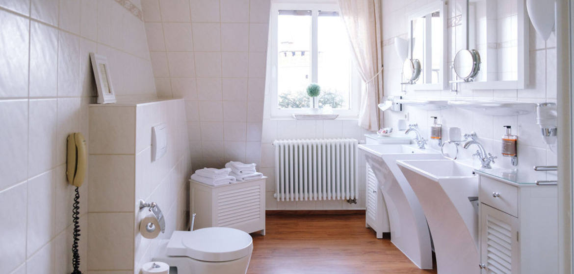 helles Badezimmer mit 2 Wachbecken, Dusche und WC hotel-schloss-tangermuende-badezimmer-komplattansicht-Elbblick.jpg
